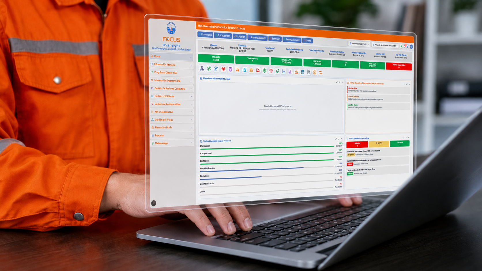 Ingeniero consultor usando el dashboard real de FOCUS®